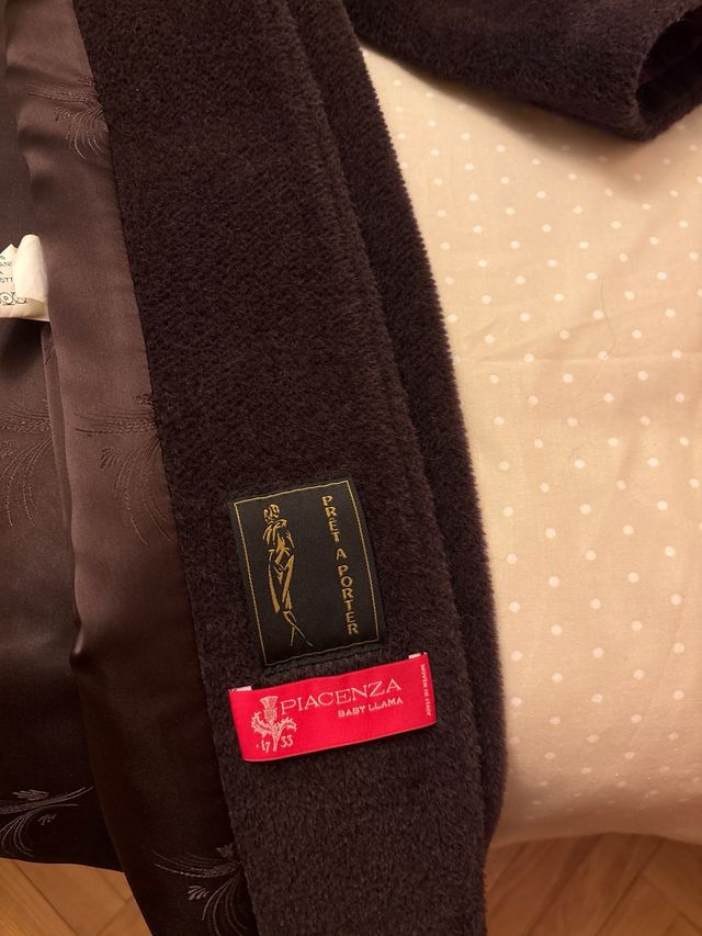 Abrigo Placenza marrón con cuello de pelo negro