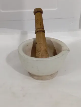 Mortero de piedra y maza de madera