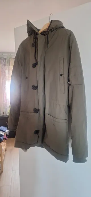 Chaqueta verde militar con capucha