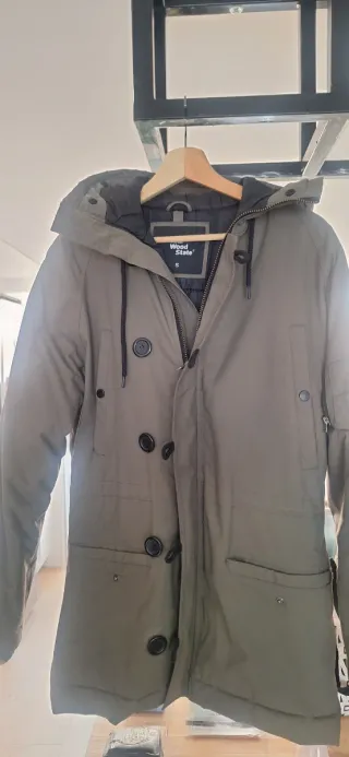 Chaqueta verde militar con capucha