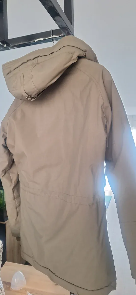 Chaqueta verde militar con capucha