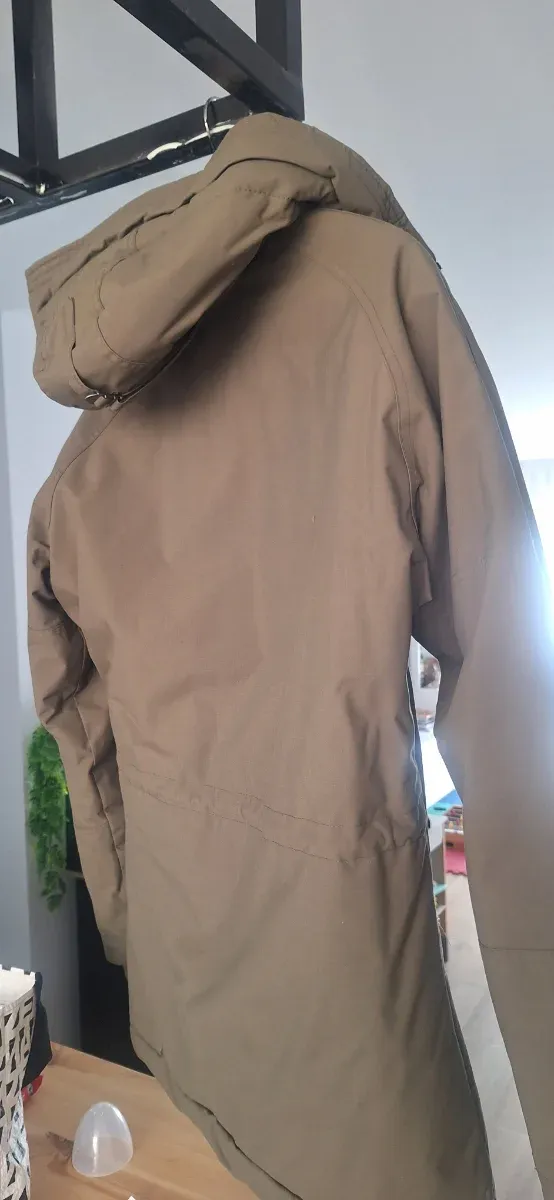 Chaqueta verde militar con capucha