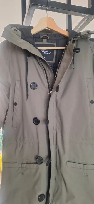 Chaqueta verde militar con capucha