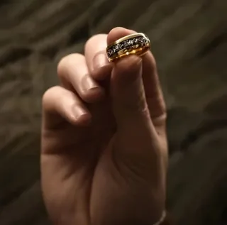 Anillo Espectacular con Onix Negra y Oro