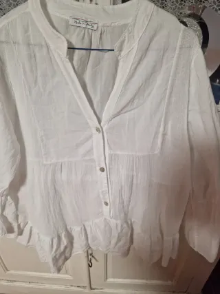 Blusa blanca informal con volantes