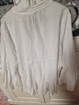 Blusa blanca informal con volantes