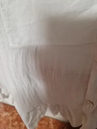 Blusa blanca informal con volantes