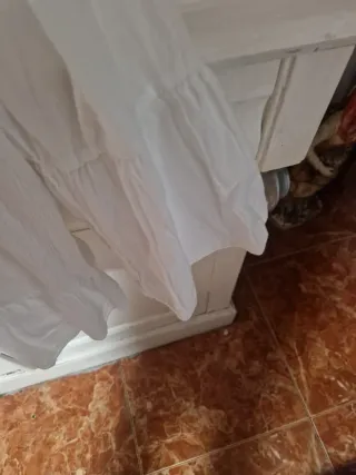 Blusa blanca informal con volantes