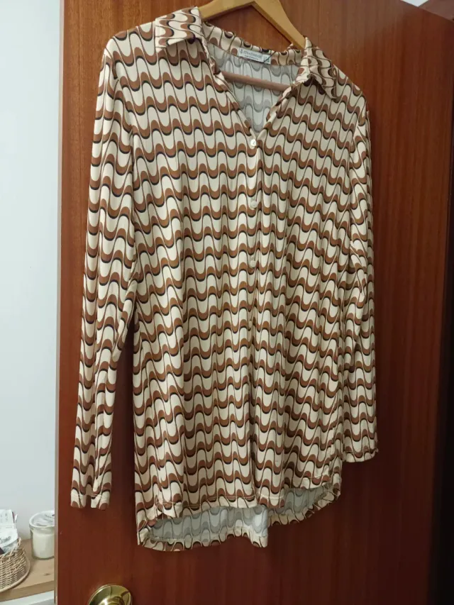 Camisa manga larga Stradivarius estampado wavy