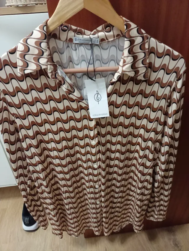 Camisa manga larga Stradivarius estampado wavy