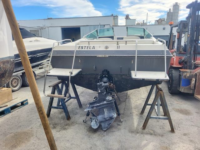 Barco con motor averiado