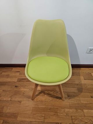 Mesa redonda con 2 sillas verdes