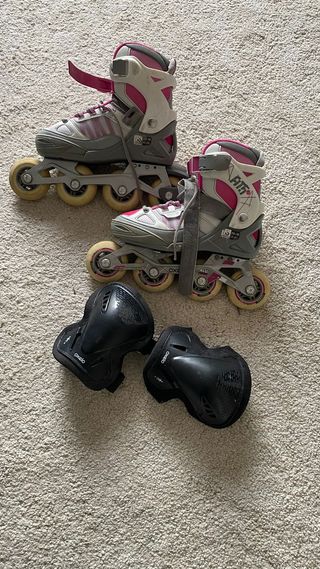 Patines en línea rosas y grises + protecciones