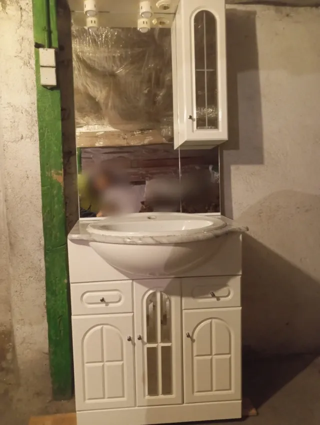 Mueble de baño con lavabo y espejo