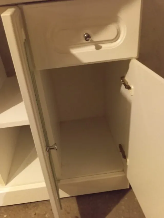 Mueble de baño con lavabo y espejo