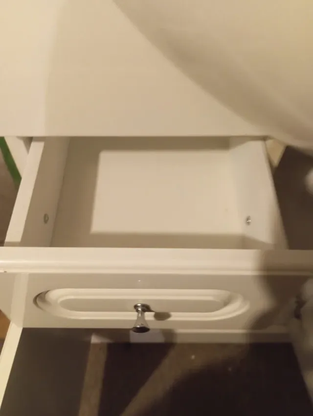 Mueble de baño con lavabo y espejo