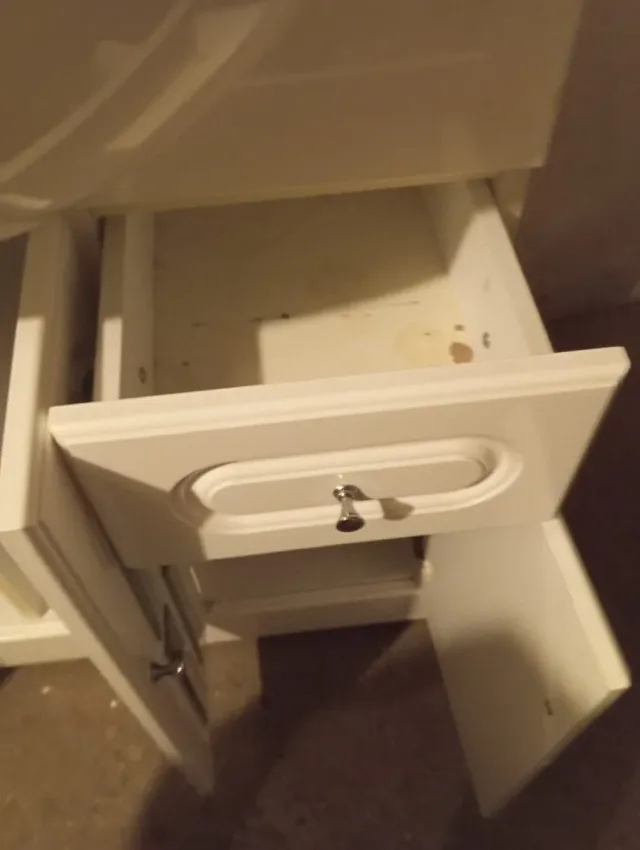 Mueble de baño con lavabo y espejo