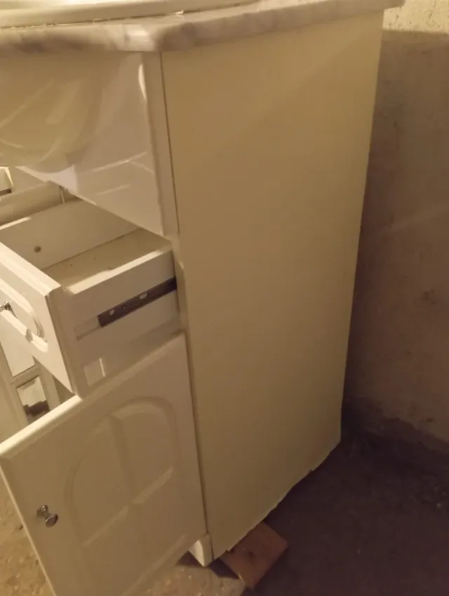 Mueble de baño con lavabo y espejo