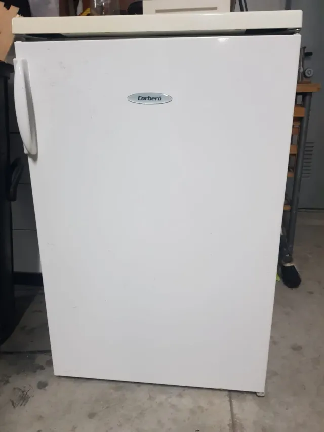 Nevera Corberó pequeña blanca