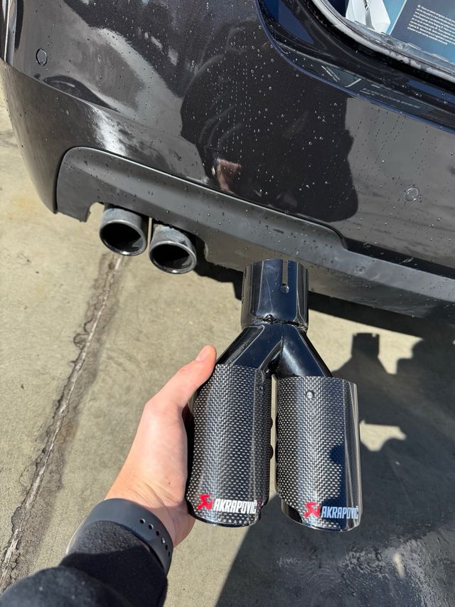 Colas de escape Akrapovic carbono