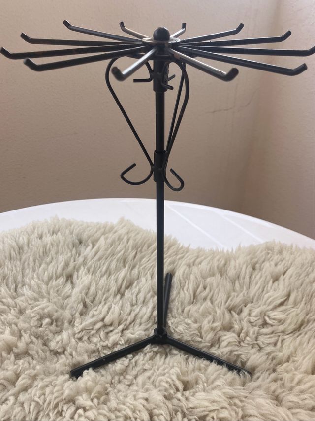 Soporte giratorio de hierro para joyería vintage