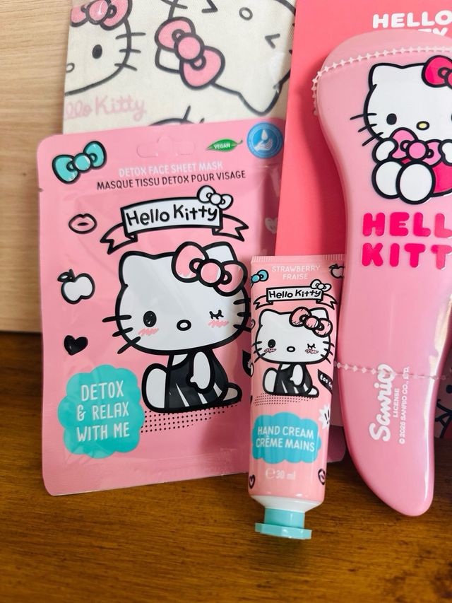 Set Hello Kitty: Caja, peine, crema y mascarilla
