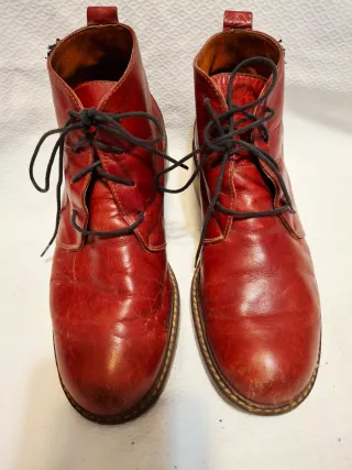 Botines rojos de piel con cordones