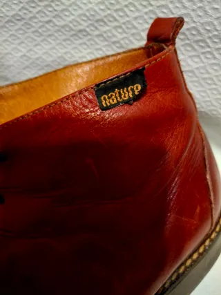 Botines rojos de piel con cordones