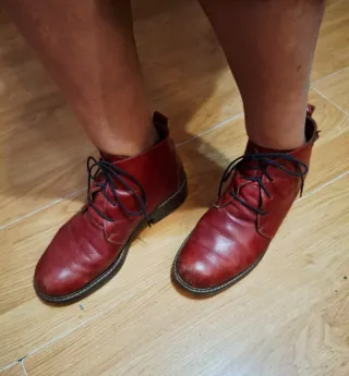 Botines rojos de piel con cordones