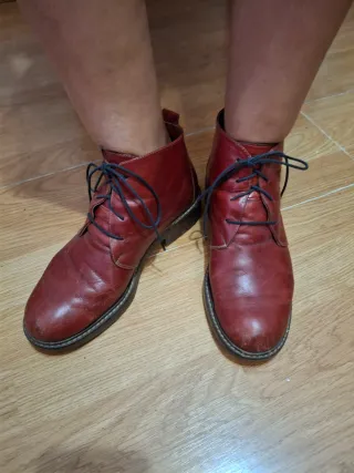 Botines rojos de piel con cordones