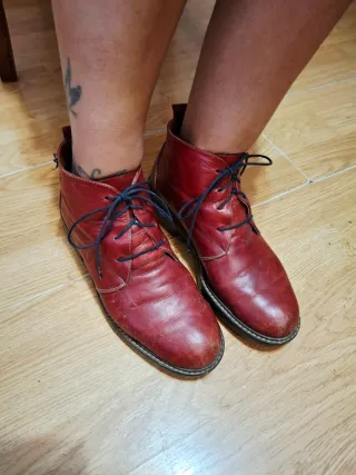 Botines rojos de piel con cordones