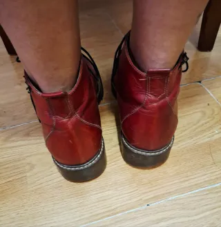 Botines rojos de piel con cordones