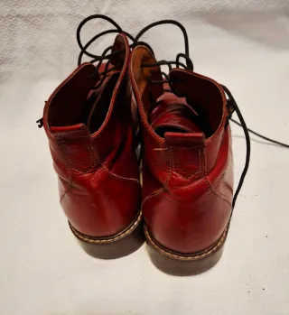 Botines rojos de piel con cordones