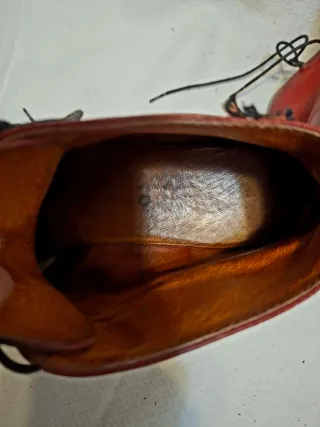 Botines rojos de piel con cordones