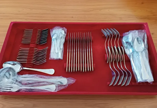 Estupenda cubertería con borde dorado - 75 piezas