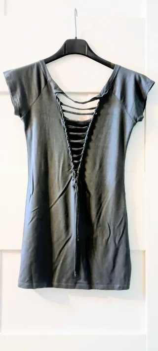 Maglia scollo posteriore con lacci