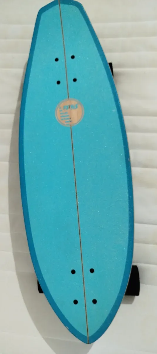 Surfskate azul con diseño de tabla de surf