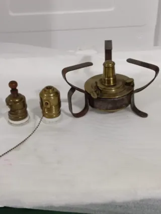 Lote antigüedades: portalámparas y hornillo