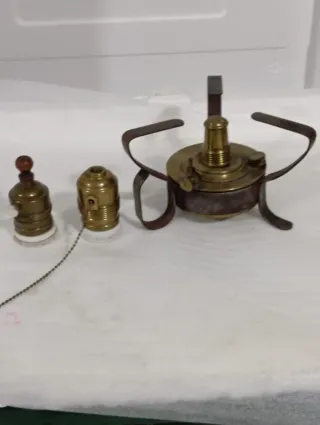 Lote antigüedades: portalámparas y hornillo