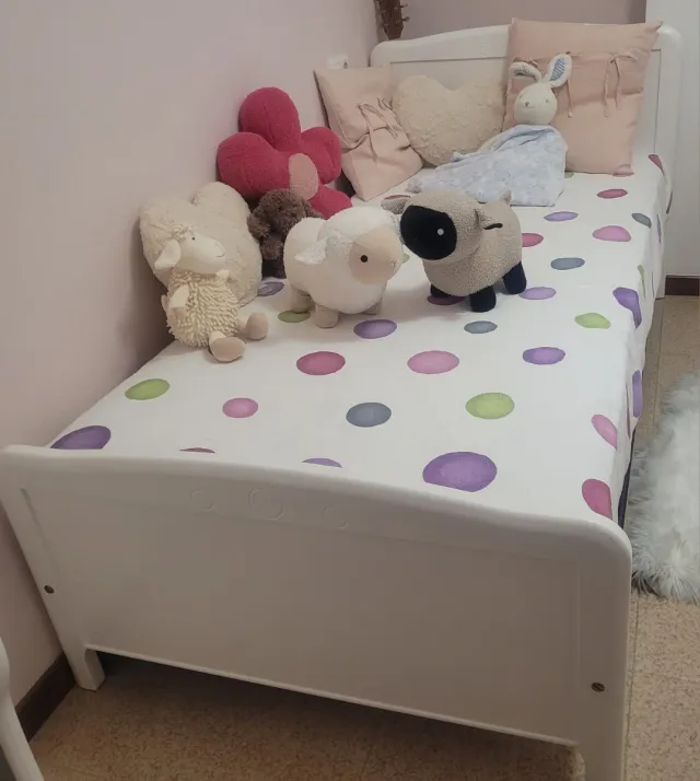 Cama 90x190 con colchón y mesilla