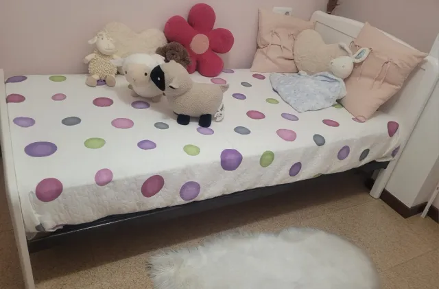 Cama 90x190 con colchón y mesilla