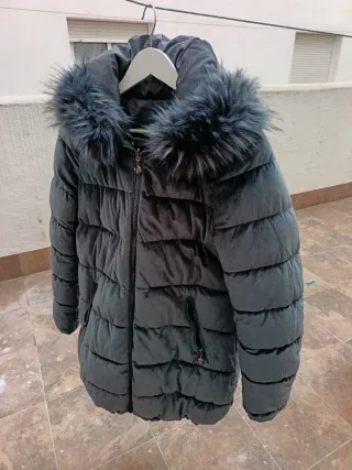 Abrigo acolchado gris con capucha