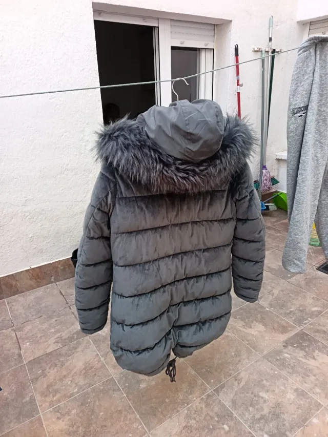 Abrigo acolchado gris con capucha