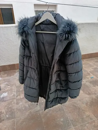 Abrigo acolchado gris con capucha