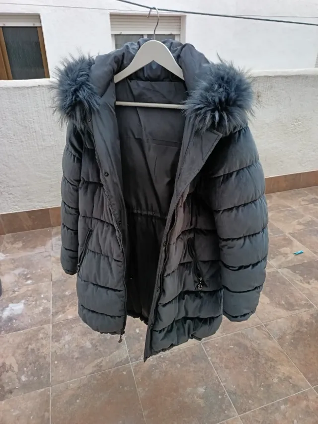 Abrigo acolchado gris con capucha