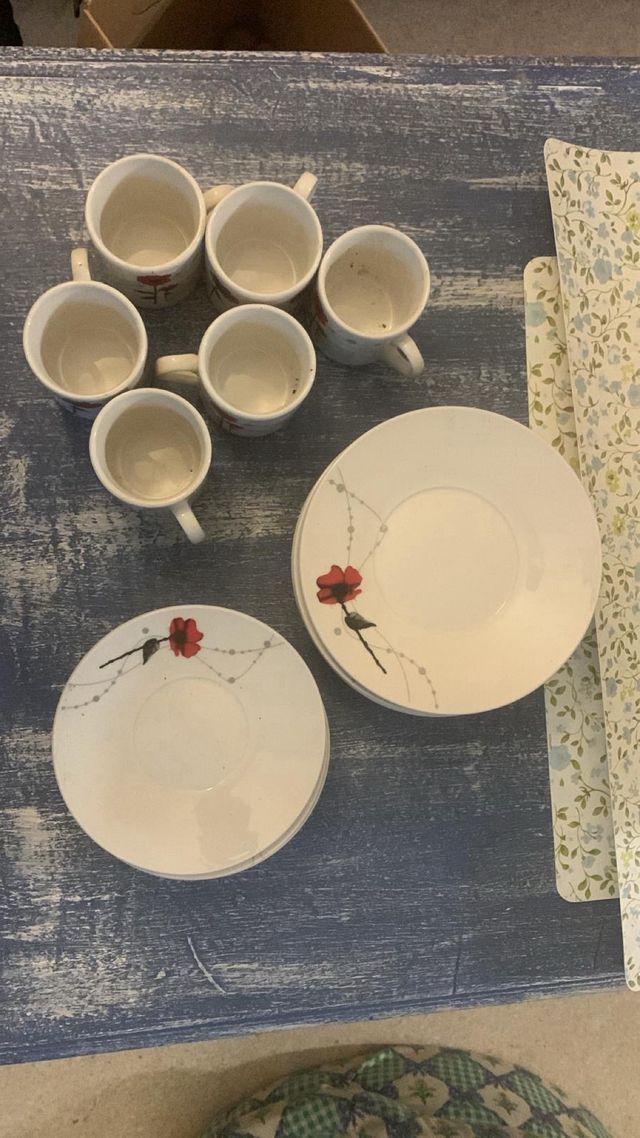 Tazas de té con flores rojas