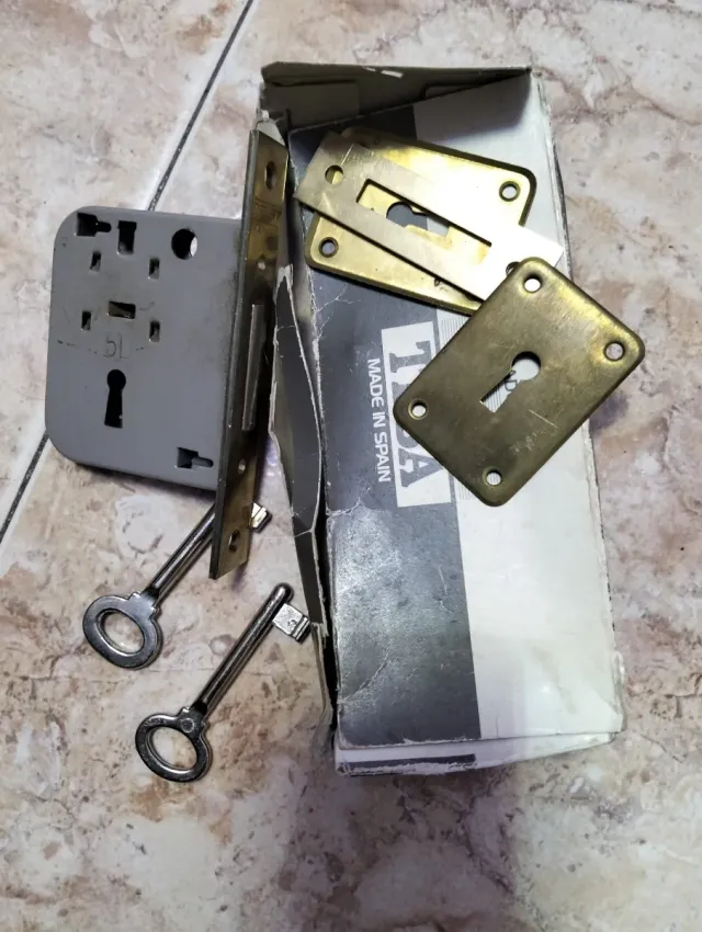 Cerradura y llaves de latón