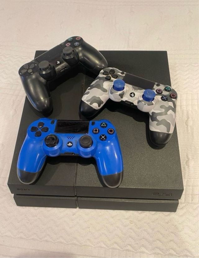 PS4 + 3 Mandos + Funda