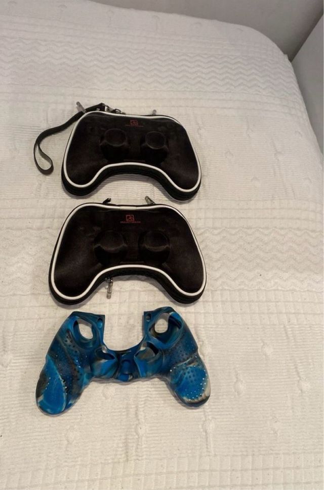 PS4 + 3 Mandos + Funda