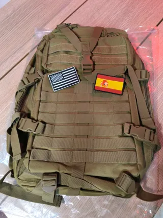 Mochila Táctica 45L Caqui con Banderas